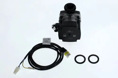 Bosch-Pumpe mit schwarzem Gehäuse, Anschlusskabel und zwei Gummidichtungen. Sichtbar sind Modellbezeichnung und Barcodes auf der Pumpe.